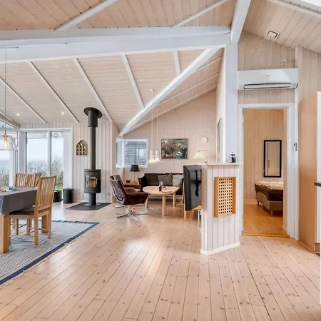 Naewe - 10m To The Fjord By Interhome *