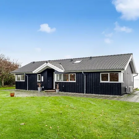 Naewe - 10m To The Fjord By Interhome Roslev