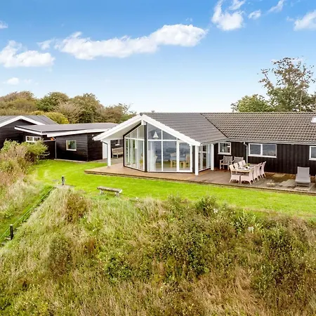 Naewe - 10m To The Fjord By Interhome Vakantiehuis