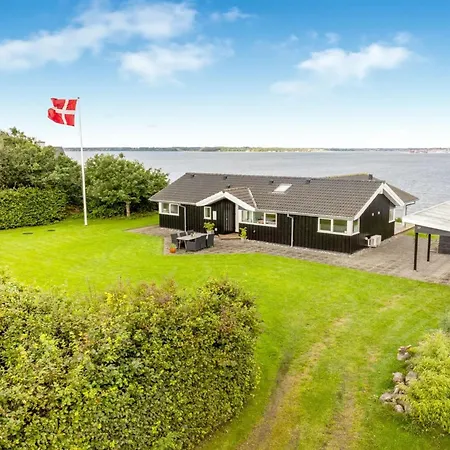 Naewe - 10m To The Fjord By Interhome *